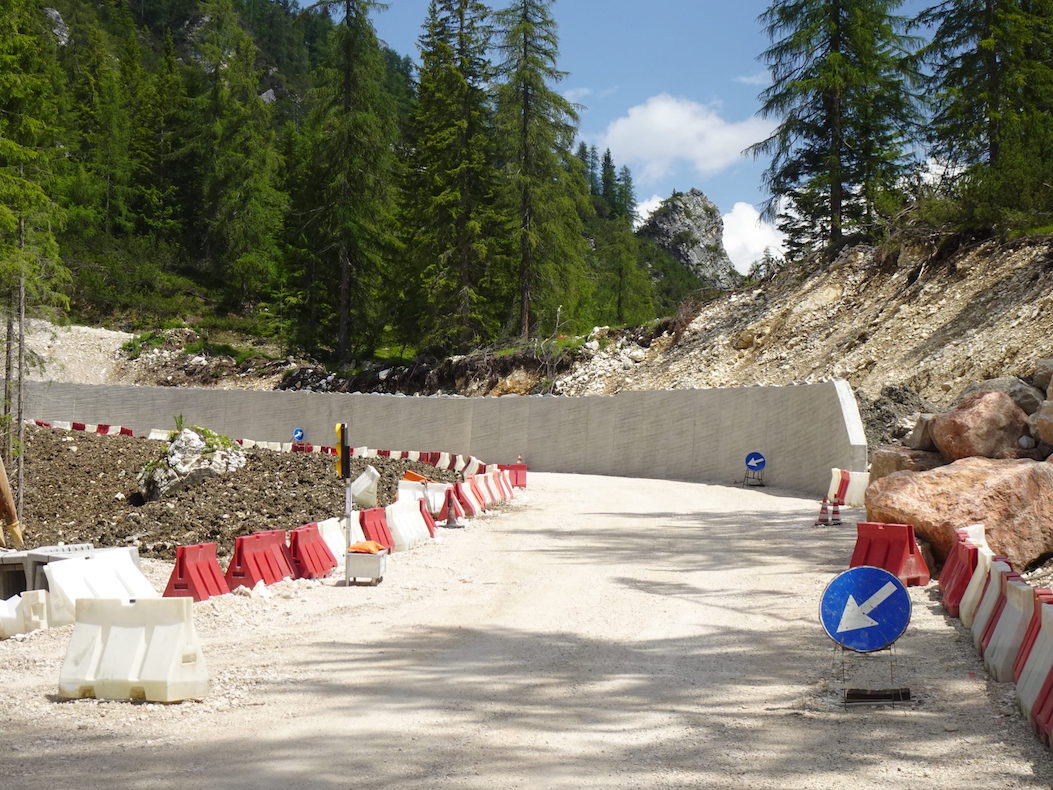 Strada-potenziata-dai-7-metri-in-alcuni-punti-fino-a-dieci-metri-con-taglio-abeti-e-larici-ultracentenari.-Si-mettono-in-evidenza-le-strutture-murarie-di-contenimento.-Incredibil-2048x1536.jpg
