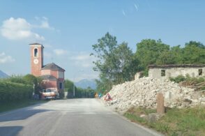 Pochi minuti di ruspa: rudere giù e via Montegrappa di nuovo aperta al traffico