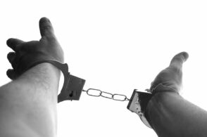 Era in detenzione domiciliare e ruba al supermercato: in manette 67enne
