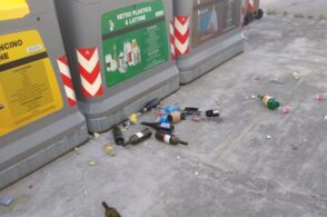 Rifiuti per strada, bottiglie fuori dai bidoni: è caccia agli incivili