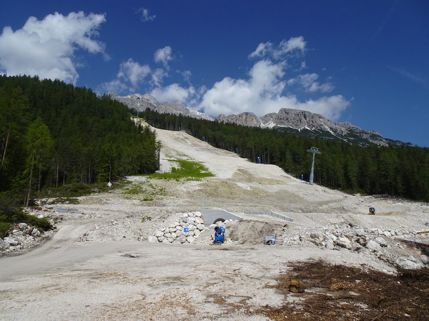 lavori-di-sbancamento-e-allargamento-della-pista-dello-slalom-speciale-2048x1536.jpg