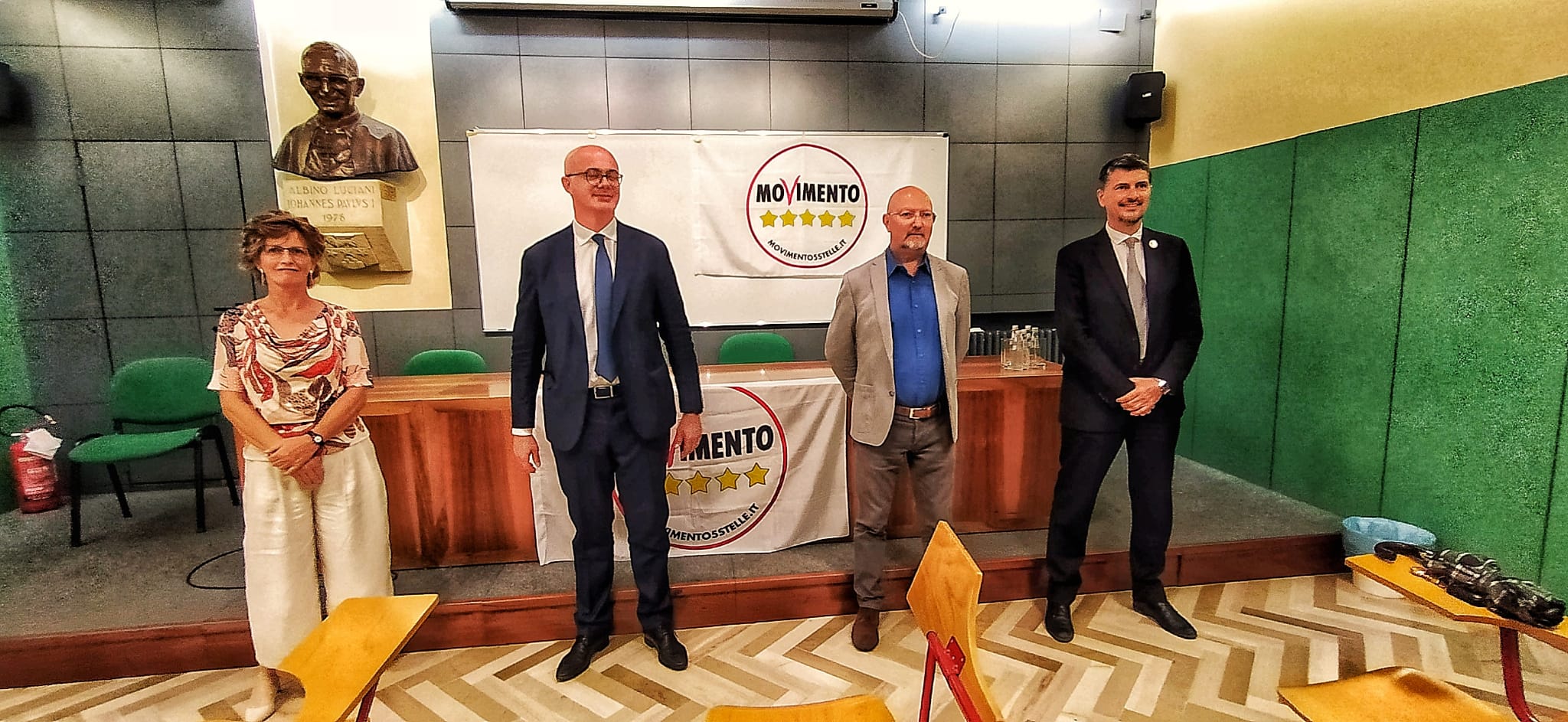 I candidati 5 stelle alle regionali. Da sinistra. Barbara Lando, Enrico Cappelletti e Daniele Campedel. In mezzo a loro il ministro Federico D'Incà