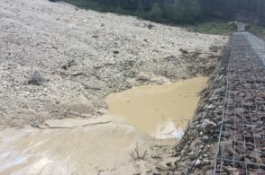 Via i detriti: a Cancia è partito lo svuotamento del vascone