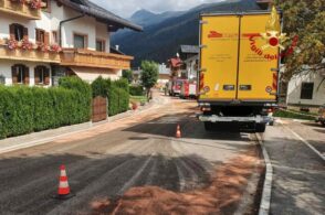 Si squarcia il serbatoio di un camion: 80 litri di gasolio in strada