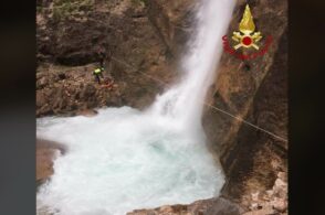 Foto alla cascata e l’acqua lo trascina via: ricerche in corso per un uomo