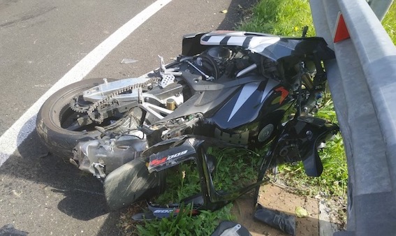 Moto Accartocciata Contro Il Guardrail Centauro In Prognosi Riservata News In Quota