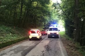 Scivola lungo la strada: frattura esposta del femore per una donna