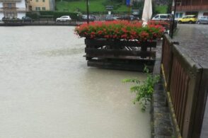 Allerta ad Alleghe: lago a meno di 30 centimetri dal marciapiede