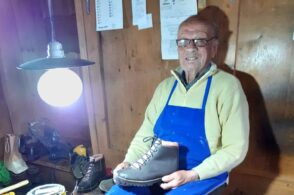 Pio, il calzolaio delle Dolomiti: «Ho 92 anni, ma quando lavoro me ne sento 50»