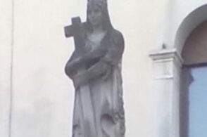 Raffigurata con la croce, anche sulla fontana bellunese: è Sant’Elena