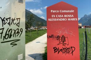 Parco comunale imbrattato da decine di scritte: «Siamo esasperati»