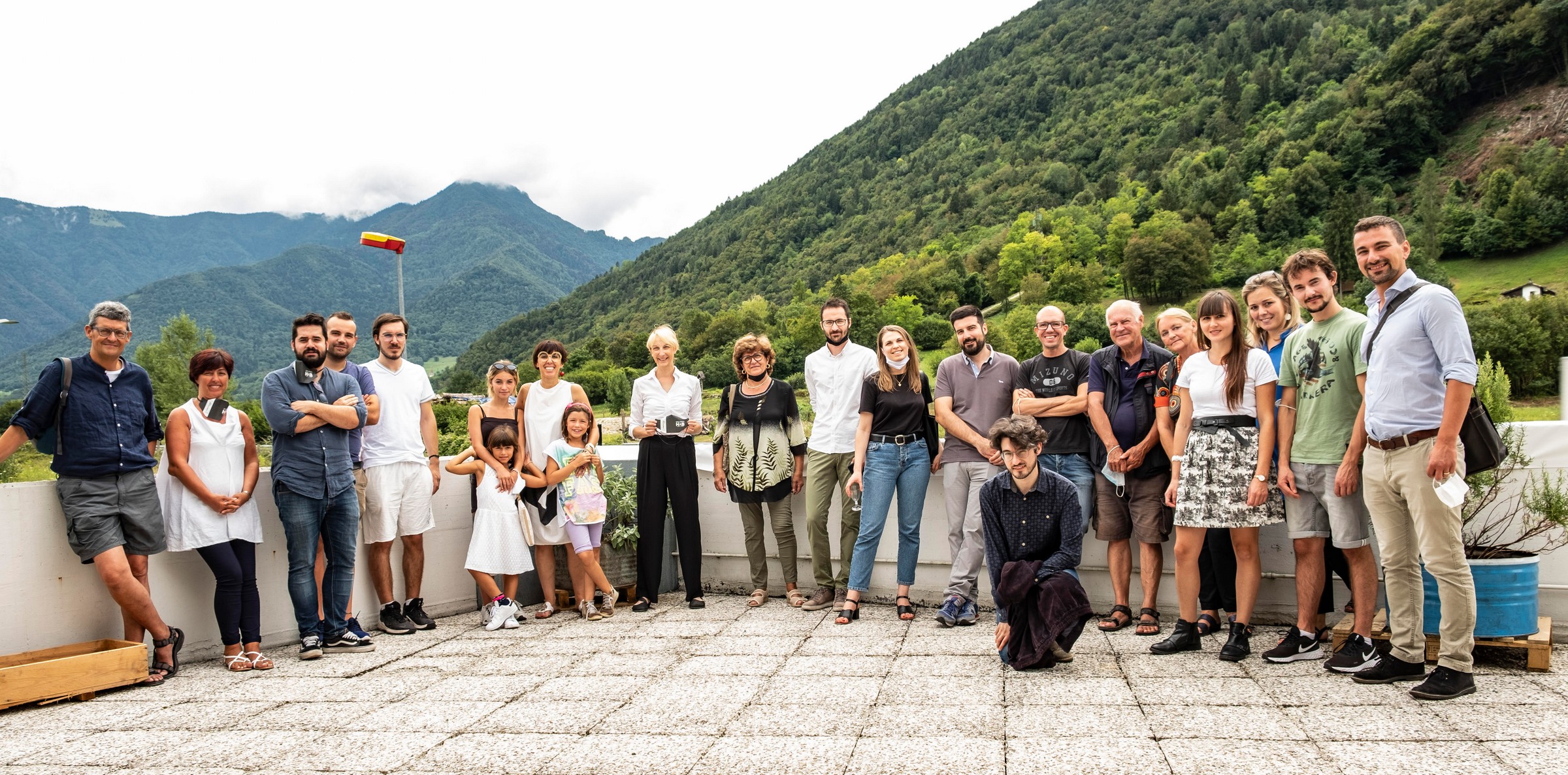 Il gruppo dei primi "hubbers" riuniti sulla terrazza di Dolomiti hub