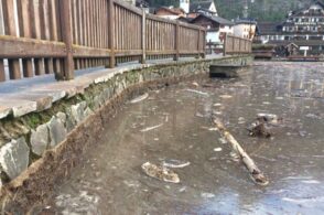 Lago di Alleghe: l’acqua arriva a 14 centimetri dalla strada. Ora è calata