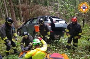 Giù nel dirupo, l’auto si ribalta più volte: donna miracolata