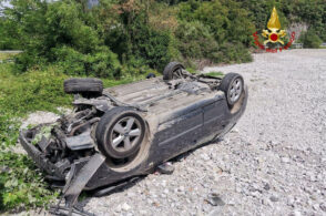 Auto si cappotta: feriti due occupanti, ma riescono a uscire autonomamente