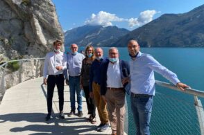 Piste ciclabili: il Comune Alpago studia il modello di Limone sul Garda
