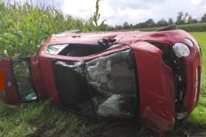 L’auto si ribalta in curva: diciannovenne miracolosamente illesa
