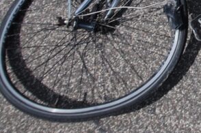 Caduta mortale lungo il cavalcavia di Ponte: perde la vita un ciclista