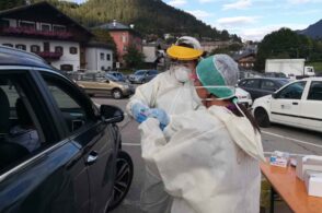Mascherine anche all’aperto per 15 giorni: preoccupa il focolaio in Comelico