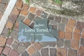 Degrado in via Sottocastello: spaccata la targa di Loris Tormen