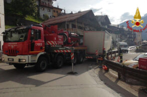 Urto contro il guardrail, il camion si incastra: disagi sull’Alemagna