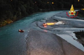 Bloccato su un isolotto in mezzo al Piave: salvato dai vigili del fuoco