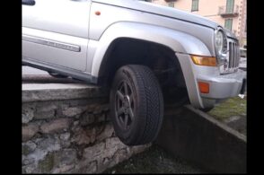 Parcheggio “lungo” e l’auto rimane sospesa nel vuoto: intervento dei vigili
