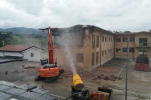 Via alla demolizione della scuola media di Mel. E si intrecciano ricordi ed emozioni