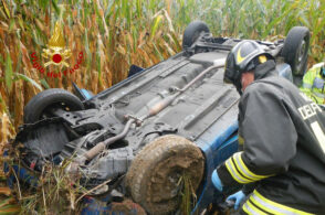 Auto si ribalta: intervengono i pompieri per estrarre la conducente