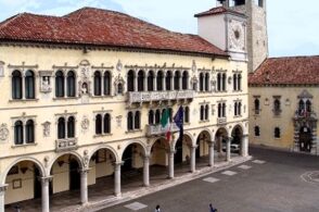 173 anni e non sentirli: l’abbraccio di Belluno agli agenti di polizia