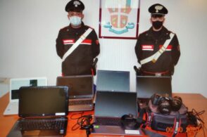 Prima l’assalto al treno, poi il furto: rubati 6 computer e 4mila euro