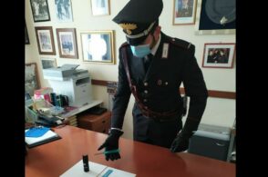 Le urla, lo spray al peperoncino, il lancio di sassi: follia sul treno