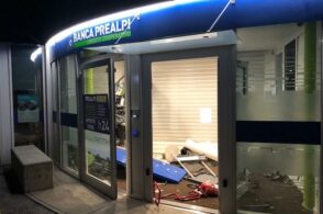 Fanno saltare lo sportello con l’esplosivo: colpo in banca da 30mila euro