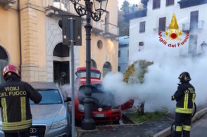 Fuoco e fiamme: un’auto ferma in parcheggio, distrutta