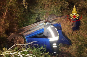 Ruote all’aria nella scarpata: incidente alla Secca, tre persone coinvolte