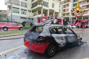 Si incendia all’altezza dell’incrocio: carbonizzata un’autovettura a gas