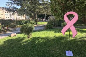 Fari accesi sulla prevenzione: in Piazza dei Martiri tornano i nastri rosa