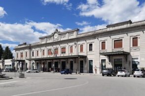 Rubano bottiglie e formaggio in un supermercato, due trentenni fermati dalla Polfer