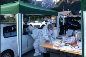 Anche un militare fra i 32 nuovi positivi. E muore un 74enne