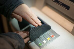 Ruba il bancomat a un’anziana e preleva 3mila euro: scatta la denuncia
