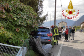 Fa manovra per uscire di casa: auto centrata. Bambino di 9 anni in ospedale