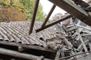 Crolla il tetto delle vecchie scuole di Tisoi: era la casa delle associazioni