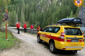 Si perdono tra gli alberi schiantati, nonni e nipotina recuperati dal Soccorso alpino