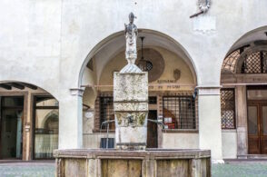 L’apostolo delle Dolomiti sepolto a Belluno, guarda tutti dall’alto della fontana