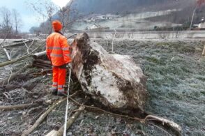 Tre massi ciclopici giù dalla scarpata: voragine sulla strada di Canal