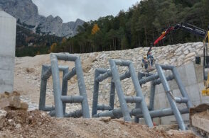 A Cancia svetta la Sabo Dam: briglia frangicolata in via di assemblaggio