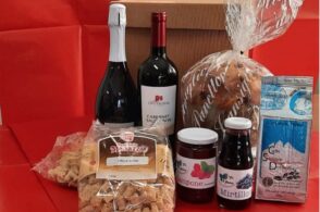 Il regalo di Natale che aiuta le famiglie in difficoltà: tornano le ceste di Insieme si Può