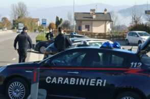 Ha contratto il virus ma se ne va in giro in piazza: 74enne denunciato