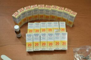 Eroina in 18 bustine e 23 flaconi di metadone in borsa: arrestata