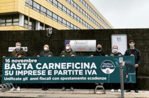 Flashmob di Fratelli d’Italia: «Sostegno a imprese e Partite Iva»